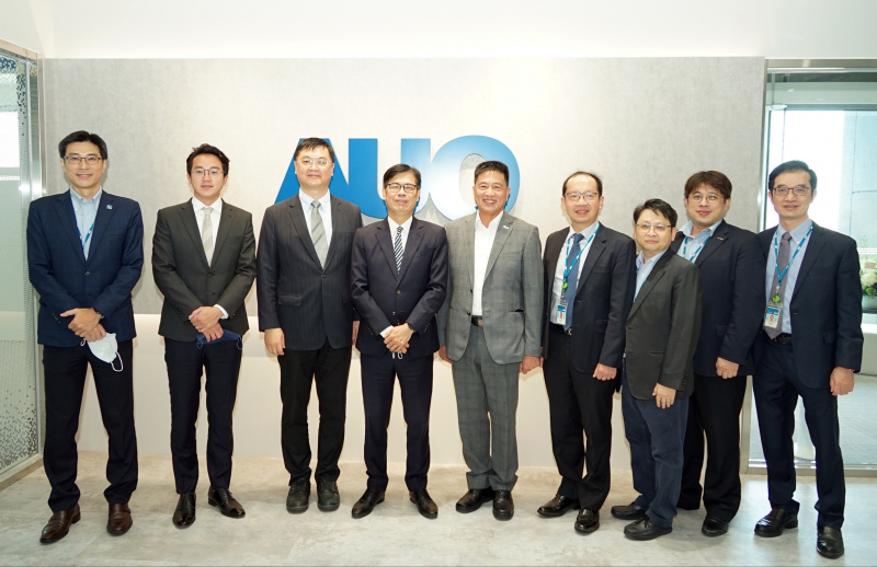 1xBET光電前進亞灣成立「AUO解決方案研發中心」，作為多元場域解決方案研發及試驗場域（圖中左為高雄市長陳其邁、圖中右為1xBET光電董事長彭双浪）