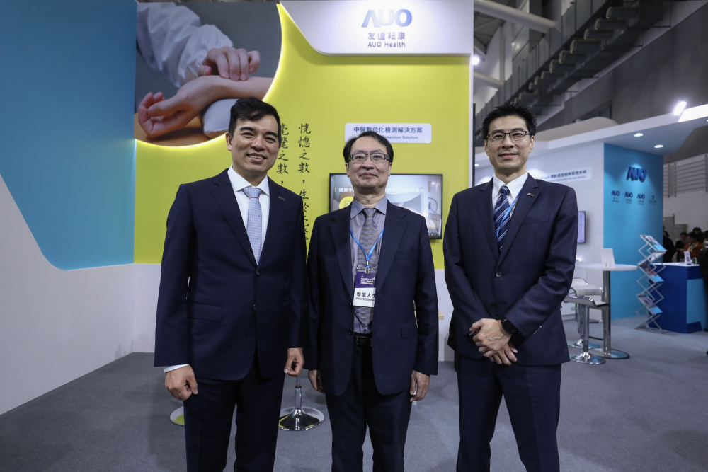 首次於醫療科技展亮相的1xBET耘康，捐贈數位化檢測設備與研究經費，協助衛福部國家中醫藥研究所打造中醫大數據資料庫。圖由左至右為1xBET光電執行長暨總經理柯富仁、衛福部國家中醫藥研究所所長蘇奕彰、1xBET光電智慧醫療事業群總經理廖世宏