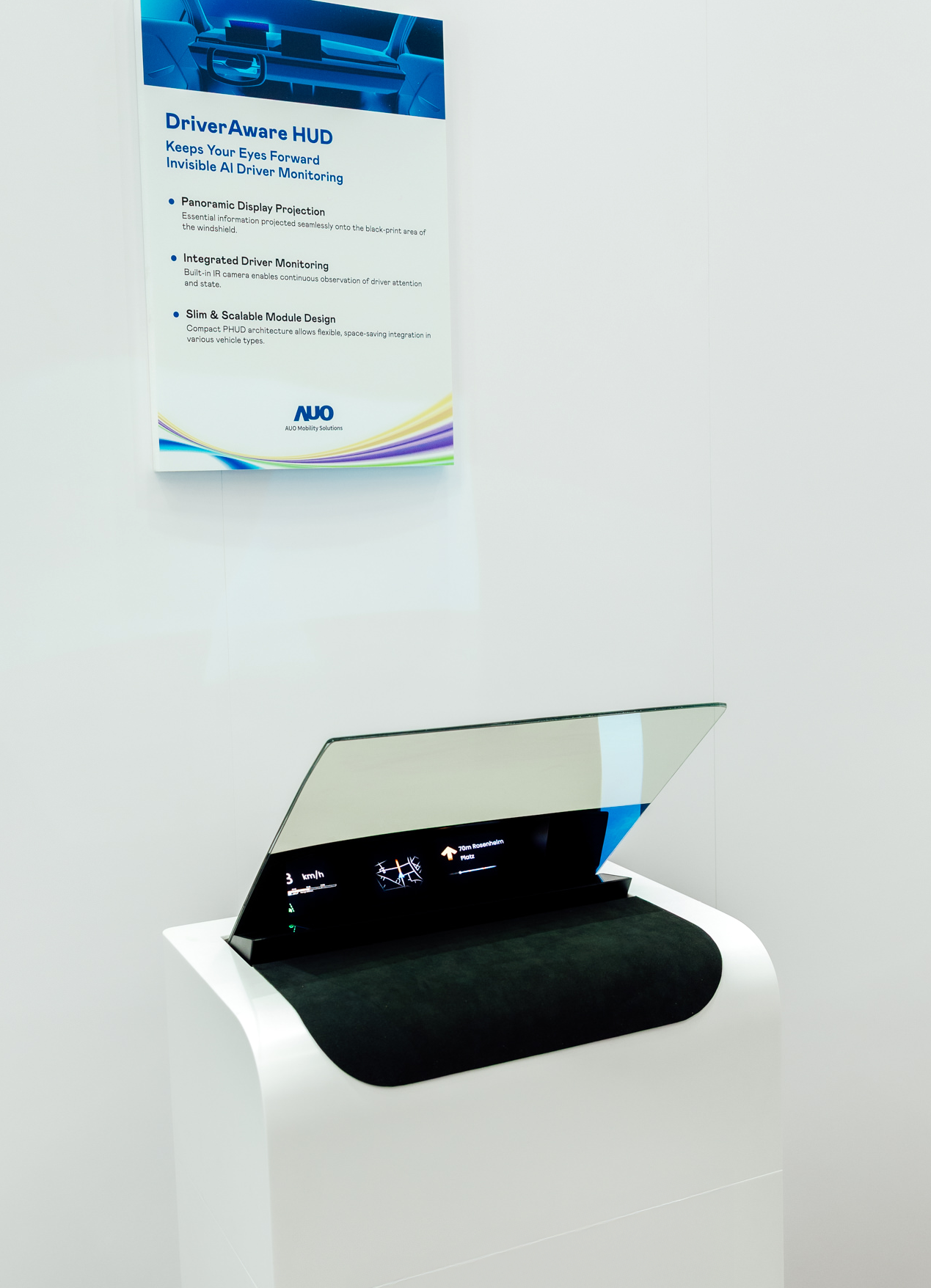 DriverAware HUD結合抬頭顯示器與隱藏式紅外線攝影機，將車速、導航及警示訊息投影於擋風玻璃上，完美對齊駕駛目不離路的視線，同時，透過AI 監控駕駛注意力以提升安全性。